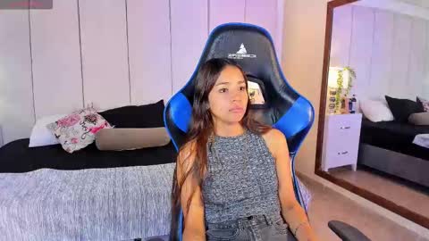 mia rousse25 online show from 11/30/25, 01:37