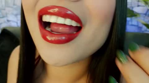 Mia online show from 12/19/25, 07:43