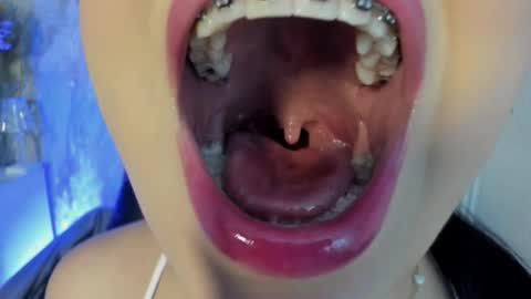 Snapshot of mia_roux13 chatting on 11/04/25, 09:03 Mia Roux online show from 11/04/25, 09:03