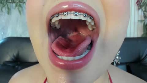 Snapshot of mia_roux13 chatting on 11/25/25, 04:12 Mia Roux online show from 11/25/25, 04:12