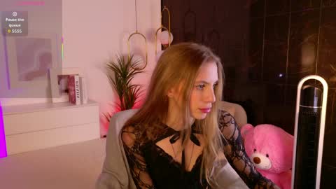 Mia online show from 04/03/26, 06:22