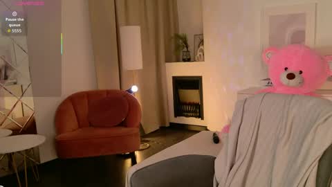 Snapshot of mia_silk chatting on 05/08/26, 06:30 Mia online show from 05/08/26, 06:30