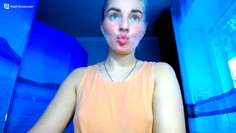 Snapshot of mia_sunnyy chatting on 12/06/24, 01:00 Mia. online show from 12/06/24, 01:00