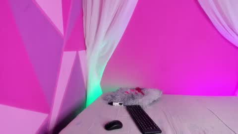 Snapshot of mia_tailor_bms chatting on 11/27/25, 11:56 Mia online show from 11/27/25, 11:56