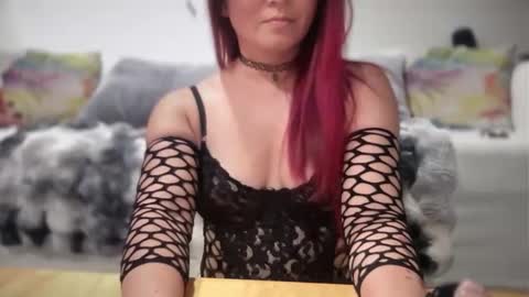 Mia online show from 10/25/25, 11:43