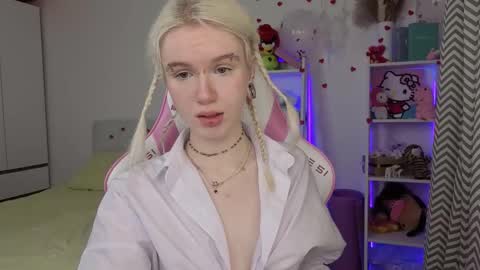 Snapshot of mia_waterlily chatting on 02/21/26, 03:18 Mia online show from 02/21/26, 03:18