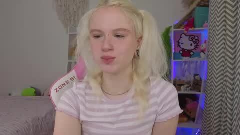 Snapshot of mia_waterlily chatting on 04/19/26, 03:28 Mia online show from 04/19/26, 03:28