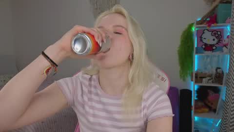 Snapshot of mia_waterlily chatting on 04/21/26, 03:35 Mia online show from 04/21/26, 03:35