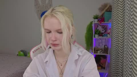 Snapshot of mia_waterlily chatting on 04/28/26, 03:22 Mia online show from 04/28/26, 03:22