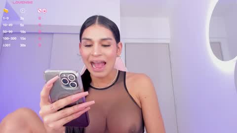 Snapshot of mia_yourmommy chatting on 12/17/24, 09:17     online show from 12/17/24, 09:17