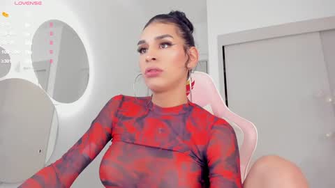 Snapshot of mia_yourmommy chatting on 02/05/25, 06:56     online show from 02/05/25, 06:56