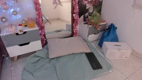 mia_zafir online show from 12/23/25, 03:26