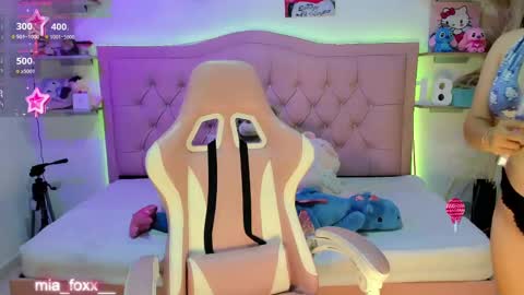 Mia online show from 11/07/25, 01:16