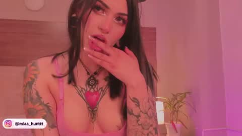 Snapshot of miaa_huntt chatting on 07/17/26, 06:31 Andrea online show from 07/17/26, 06:31