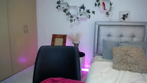 Snapshot of miaa_star_1x chatting on 11/15/25, 11:40 miaa_star_1x online show from 11/15/25, 11:40