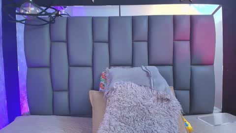 Mia online show from 09/18/25, 12:07