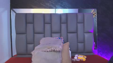 Mia online show from 11/21/25, 12:04