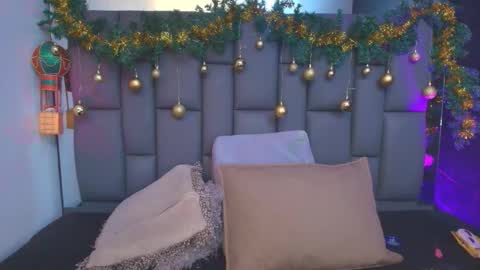 Mia online show from 12/19/25, 12:12