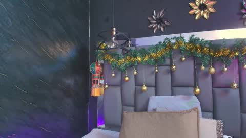 Mia online show from 12/22/25, 12:02