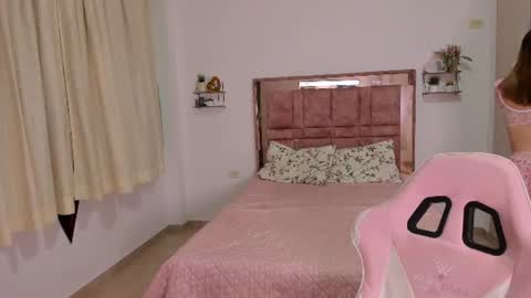 Snapshot of miaacute2 chatting on 07/19/26, 11:52 Mia online show from 07/19/26, 11:52