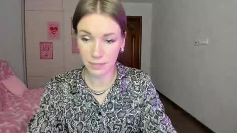 Mia online show from 04/29/26, 05:55