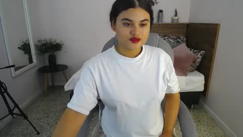 Snapshot of miabloomm chatting on 10/23/25, 03:28 Miabloomm online show from 10/23/25, 03:28