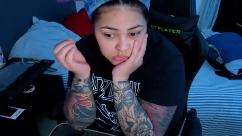 Mia online show from 05/04/26, 12:17
