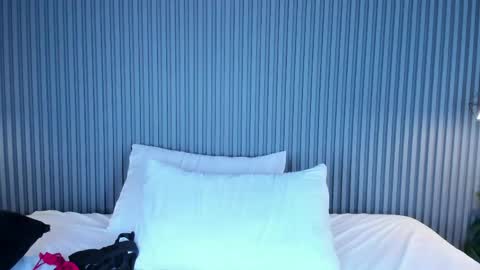 mia online show from 04/21/26, 02:15