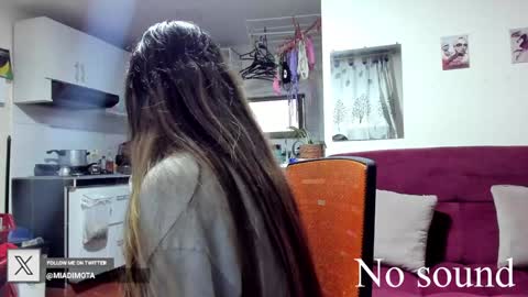 Snapshot of miadimota chatting on 01/16/25, 11:06 Mia online show from 01/16/25, 11:06