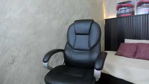 Mia online show from 11/21/25, 12:59