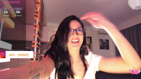 Snapshot of miajeans chatting on 02/17/25, 07:42 Mia online show from 02/17/25, 07:42