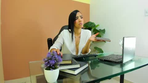 Mia online show from 07/31/26, 08:41