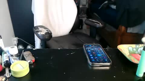 Snapshot of miaking chatting on 11/06/25, 07:04 Mark online show from 11/06/25, 07:04