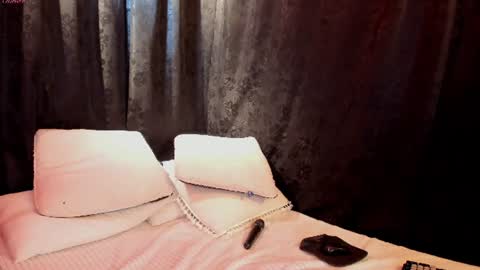 Snapshot of miaknox chatting on 06/11/26, 02:53 Mia online show from 06/11/26, 02:53