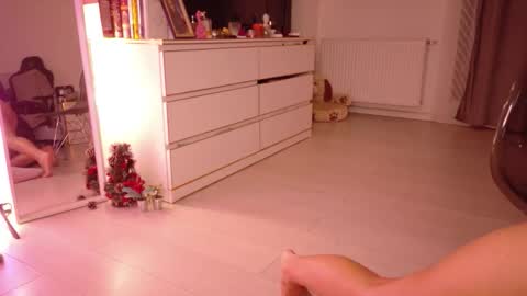 Snapshot of miaknoxxx chatting on 12/21/25, 10:06 Mia online show from 12/21/25, 10:06