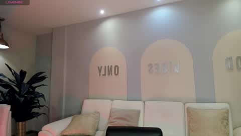 Snapshot of mialaurence_ chatting on 01/17/26, 07:28 Call me Mia online show from 01/17/26, 07:28