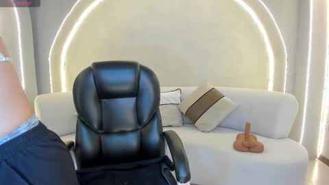 Snapshot of mialaurence_ chatting on 02/26/26, 07:46 Call me Mia online show from 02/26/26, 07:46