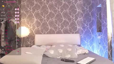 Mia online show from 11/12/25, 11:21