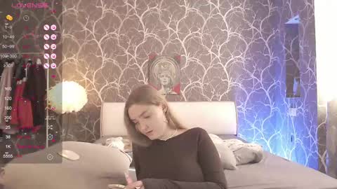 Mia online show from 05/05/26, 03:09
