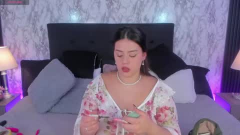 Mia   -5 7001400 Follow  online show from 05/20/26, 01:06