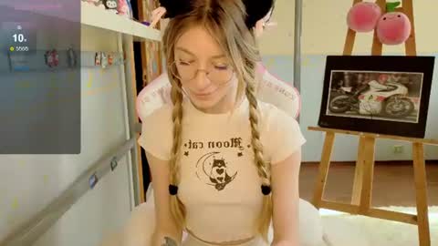 Snapshot of miamooonn chatting on 06/19/26, 01:37 MiaMoon online show from 06/19/26, 01:37