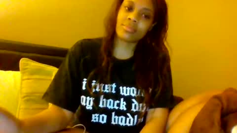 Snapshot of miamuffin8 chatting on 01/01/25, 08:15 MiaMuffn online show from 01/01/25, 08:15