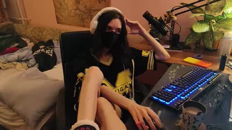 Snapshot of miaowhowl chatting on 10/27/25, 02:32 Kristien online show from 10/27/25, 02:32