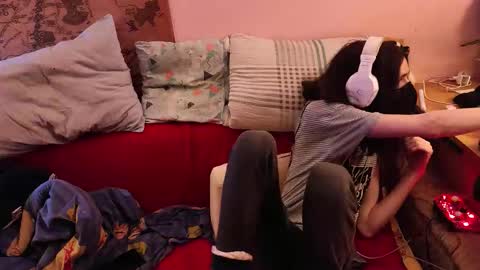 Snapshot of miaowhowl chatting on 12/02/25, 12:54 Kristien online show from 12/02/25, 12:54