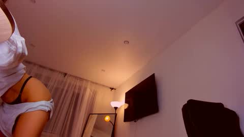 Mia online show from 09/17/25, 08:32