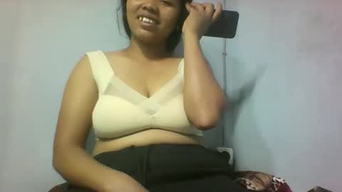 Snapshot of miarii chatting on 10/20/25, 05:57 miarii online show from 10/20/25, 05:57