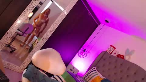 Mia Romanove online show from 04/12/26, 05:51