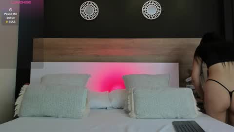 Mia online show from 10/10/25, 01:21