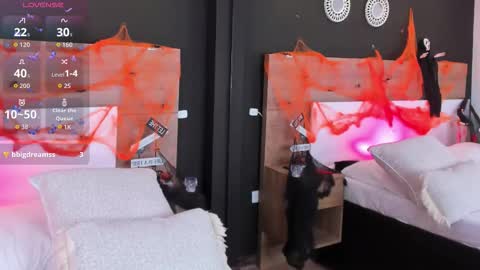 Mia online show from 10/31/25, 02:07