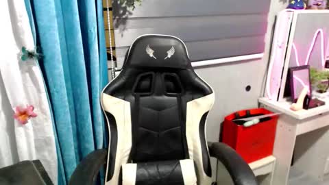 Snapshot of miatrixs chatting on 12/19/25, 11:39 Mia online show from 12/19/25, 11:39